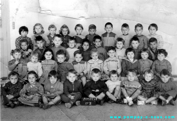 1ère année de maternelle à l'école Jeuyeté de Pompey en 1957 (Photographie n° 186)